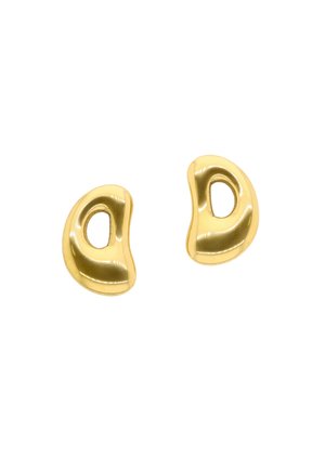 Cercei cu țepușă în formă abstractă, de culoare aurie, cu un finisaj neted și lucios și decupaje ovale neregulate în centru.