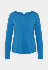 Blauw shirt met lange mouwen, gemaakt van gestructureerde stof, met een ronde halslijn en een licht gebogen onderkant. Bevat een klein logo-label aan de zijkant.