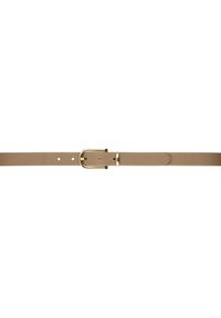 Ceinture en cuir brun clair avec une boucle courbée en or et trois trous d'ajustement visibles sur fond blanc.