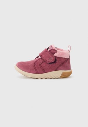 Ankelstøvler med borrelås i en rik bringebærfarge, med rosa fleece-fôr, gummisåle og teksturerte lærdetaljer.
