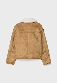 Giacca in suede color tan con colletto in sherpa avorio vista da dietro, dotata di maniche lunghe e dettagli di cucitura a pannello.