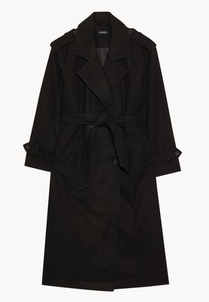 Černý trench coat, tkanina z vlněné směsi, dvouřadé provedení, široké klopy, pásek v pase, ramenní epauletky a knoflíkové manžety.