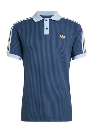 Polo texturé bleu marine avec col et poignets bleu clair, deux boutons sur le devant, rayures blanches sur les manches et petit logo orange sur la poitrine.