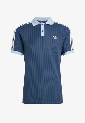 Polo texturé bleu marine avec col et poignets bleu clair, deux boutons sur le devant, rayures blanches sur les manches et petit logo orange sur la poitrine.