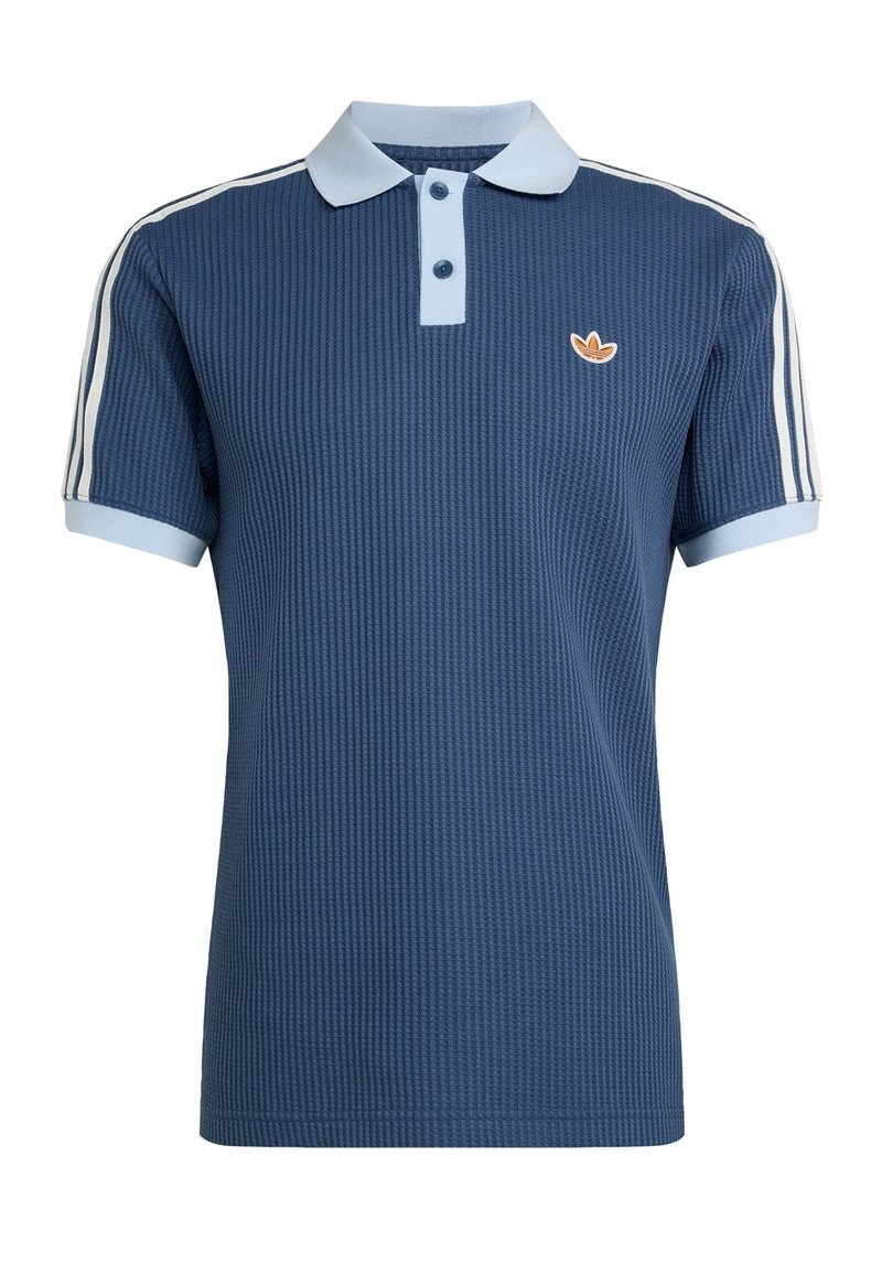 Polo blu navy con texture, colletto e polsini azzurri, due bottoni frontali, righe bianche sulle maniche e piccolo logo arancione sul petto.