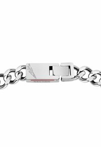 Bracciale in acciaio inox argentato con catene intrecciate, dotato di una chiusura rettangolare con un accento rosso e marchiatura incisa.