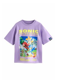 Lilla bomulds T-shirt med korte ærmer, prydet med et grafisk motiv af Sonic the Hedgehog og venner, samt teksten "LIV I DEN HURTIGE BANER."