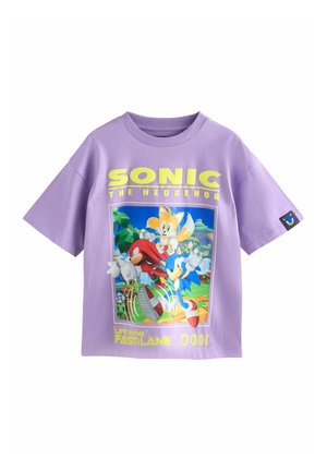 Lila pamut póló rövid ujjakkal, Sonic the Hedgehog és barátainak grafikájával, és a "ÉLET A GYORSÚTON" felirattal.