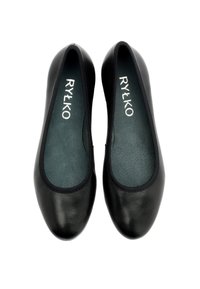 Ballerine in pelle nera con punta arrotondata, caratterizzate da un esterno liscia e una soletta verde morbida. Nessun hardware o decorazione visibile.