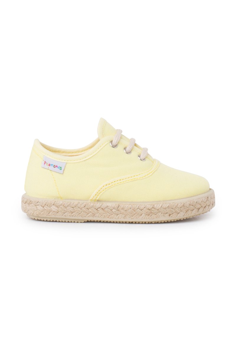Baskets en toile jaune avec des semelles style espadrille beige, bout arrondi et lacets beige. Comprend un petit logo multicolore sur le côté.