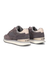 Szare zamszowe sneakersy z gładkim skórzanym akcentem, z jasnoszarym śródpodeszwą i wypukłym logo na pięcie. Zaokrąglony czubek i wyściełany kołnierz.