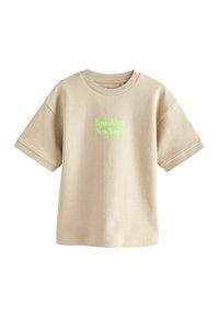 Beige bavlněné oversized tričko s krátkým rukávem, s neonově zeleným potiskem "Brooklyn New York" uprostřed. Hladká textura.