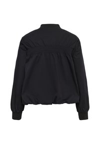 Veste noire à manches longues avec taille et poignets élastiques, détail froncé sur le haut du dos et col montant.