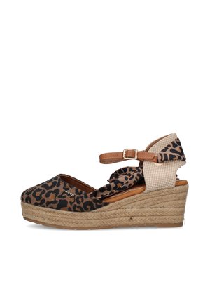 Scarpa espadrille con zeppa, tessuto con stampa leopardata, cinturino alla caviglia con fibbia e suola in juta intrecciata, vista laterale.