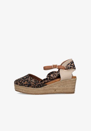 Scarpa espadrille con zeppa, tessuto con stampa leopardata, cinturino alla caviglia con fibbia e suola in juta intrecciata, vista laterale.