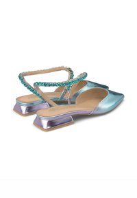 Bicolor metallic schoenen met een spitse neus, een lage blokhak en een enkelbandje versierd met turquoise rhinestones.