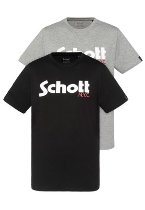 Deux T-shirts à manches courtes exposés ensemble : l'un noir, l'autre gris. Chacun présente un grand logo "Schott N.Y.C." en blanc et rouge.