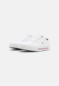 Tommy Hilfiger CORE CORPORATE - Zapatillas - white