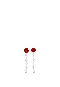 Pendientes en forma de rosa roja con perlas de imitación en forma de lágrima que cuelgan, sujetos por un accesorio de tono dorado, sobre un fondo blanco.