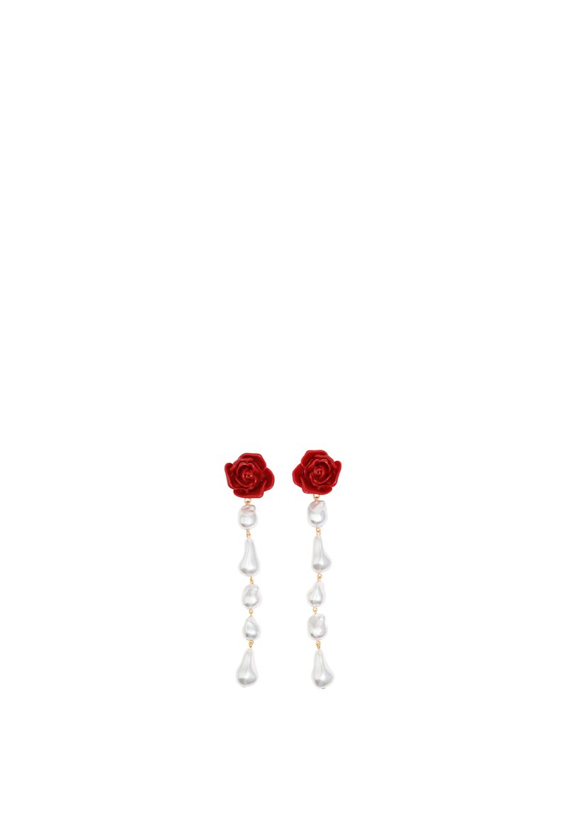 Pendientes en forma de rosa roja con perlas de imitación en forma de lágrima que cuelgan, sujetos por un accesorio de tono dorado, sobre un fondo blanco.