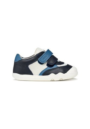 Chaussure de sport pour enfants en bleu marine, blanc et bleu clair avec tissu en maille et deux bandes velcro bleues sur une semelle blanche.