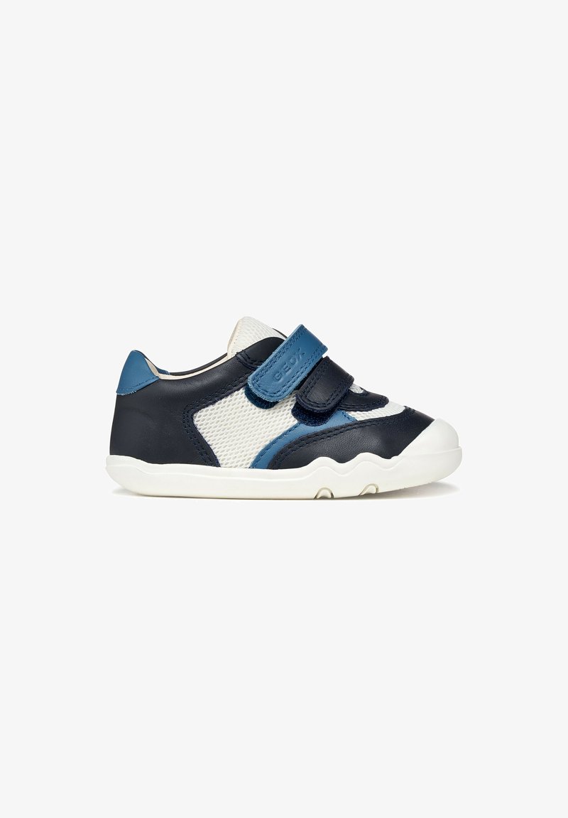 Chaussure de sport pour enfants en bleu marine, blanc et bleu clair avec tissu en maille et deux bandes velcro bleues sur une semelle blanche.