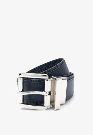 Granatowy skórzany pasek zwinięty z prostokątną srebrną klamrą i teksturowanym wnętrzem na białym tle.