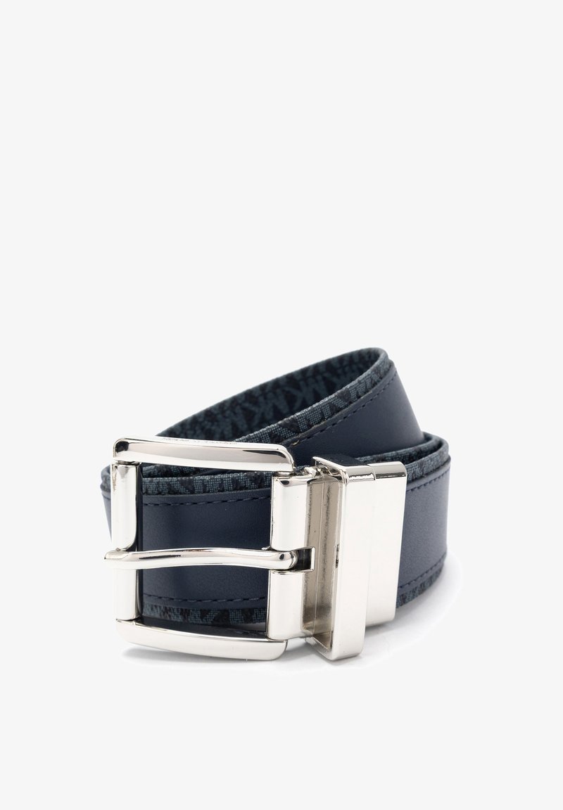 Ceinture en cuir bleu marine enroulée avec une boucle rectangulaire en argent et un intérieur texturé sur fond blanc.