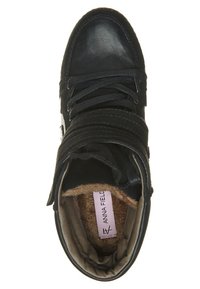Baskets montantes noires avec extérieur en cuir, détails en daim texturé, lacets plats et intérieur doux doublé en fourrure. Marque Anna Field visible.