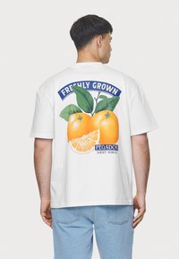 Pegador LANDON TEE - Print T-shirt - white