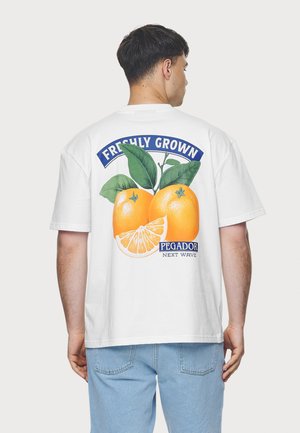 LANDON TEE - Trükipildiga T-särk - white