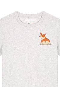 Grijze katoenen T-shirt met een ronde hals en een cartoon corgi grafiek op de linkerkant van de borst. Korte mouwen, casual pasvorm.