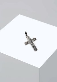 Metallist ristripats tekstureeritud, mati musta viimistlusega, lihtsa geomeetrilise disainiga, millel on kinnitamiseks aas, väljapandud valgel alusel.