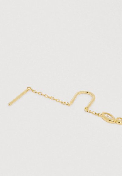 Aranylánc ívelt kampóval, láncszemes kialakítással és egyenes végű rúddal. Simaság, fényes felület, minimalista stílus.