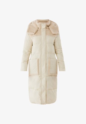 Puffjakke i creme med blødt krave og kant, to frontlommer og quiltet design. Længde til midt på læggen med lange ærmer.