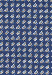 Granatowa tkanina z powtarzającym się wzorem małych żaglówek w jasnobłękitnym i pomarańczowym kolorze, konturowanych na biało. Gładka tekstura.