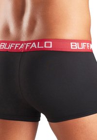 Melni bokseršorti ar plašu sarkanu jostu, kurā baltā burtnīcā ir uzraksts "BUFFALO", gluda tekstūra un pieguļoša forma.