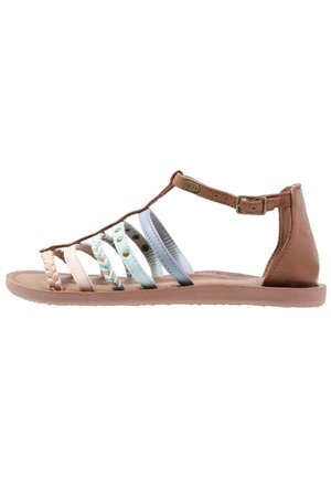 Brune lædersandaler med flere tonale stropper i lyseblå, hvid og beige med flettet detaljer og gulddetaljer. Flade såler.