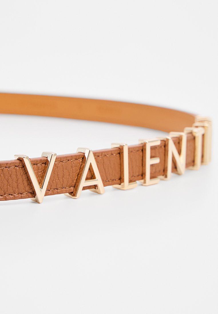 Cintura in pelle marrone con lettere dorate che formano la scritta "VALENTI". Il design presenta una finitura testurizzata e una forma complessiva elegante.