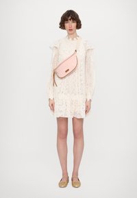 Vanessa Bruno BANANE - Diržinis krepšelis - corail/beige