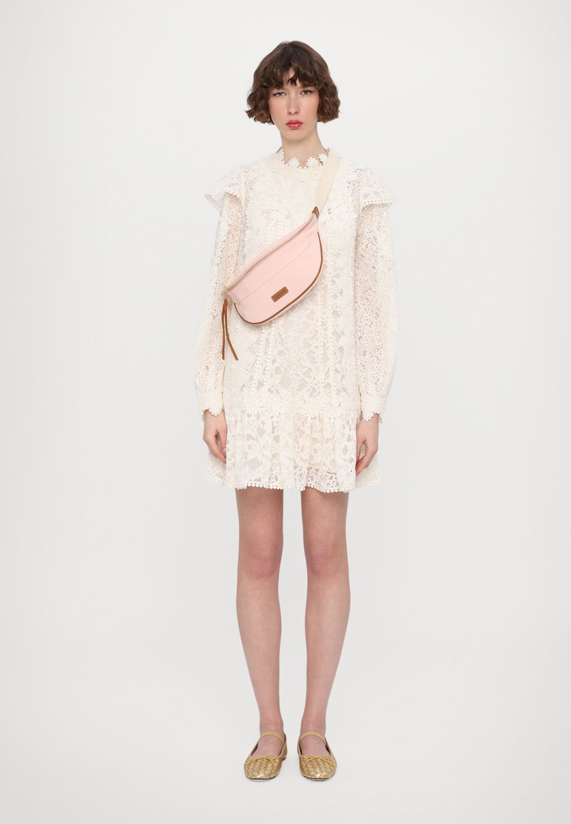 Vanessa Bruno BANANE - Diržinis krepšelis - corail/beige