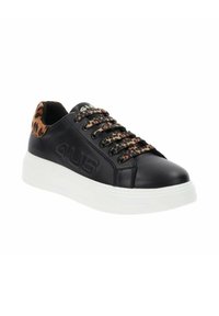 Sneaker en cuir noir avec une semelle blanche, accents en imprimé léopard sur le talon et les lacets, présentant une finition texturée et un logo en relief.