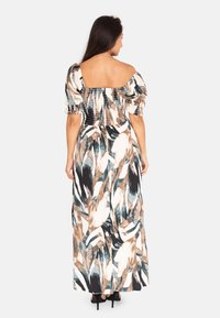Maxiklänning med en rynkad, off-the-shoulder halsringning. Har ett blommönster i beige, teal och marinblått. Lättviktig tyg, avslappnad passform.