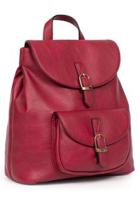 Zaino in pelle rossa con finitura texture, patta arrotondata e accessori in oro. Include una tasca anteriore e una maniglia superiore per un facile trasporto.