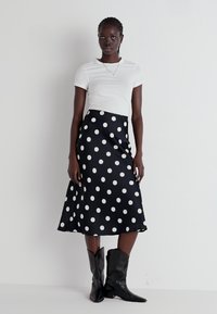 YAS YASPELLA MIDI SKIRT - Jupe trapèze - black/white