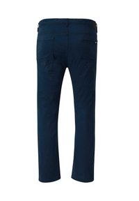 Pantalon en coton bleu marine avec une coupe droite, cinq poches et une taille avec passants de ceinture. Texture lisse avec des détails de couture minimalistes.