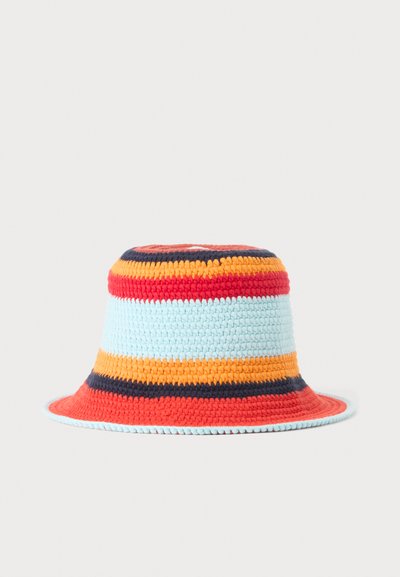 Chapeau bob crocheté avec des rayures horizontales bleu clair, orange, rouge et bleu marine foncé sur fond uni.