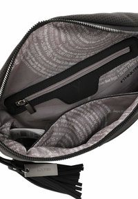 Interno di una borsa in pelle nera perforata con una fodera grigia a motivo, tasca con zip e dettaglio di nappina nera sulla zip.