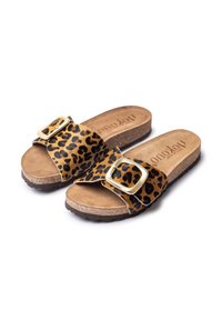 Luipaardprint slidesandalen met een brede band en een gouden gesp, kurken zool en een zachte suède-achtige textuur in bruin en zwart tinten.