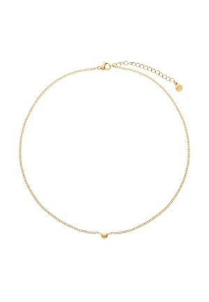 Delikatny złoty łańcuszek z małą zawieszką w kształcie serca na środku, z regulowanym zapięciem i przedłużką na białym tle.